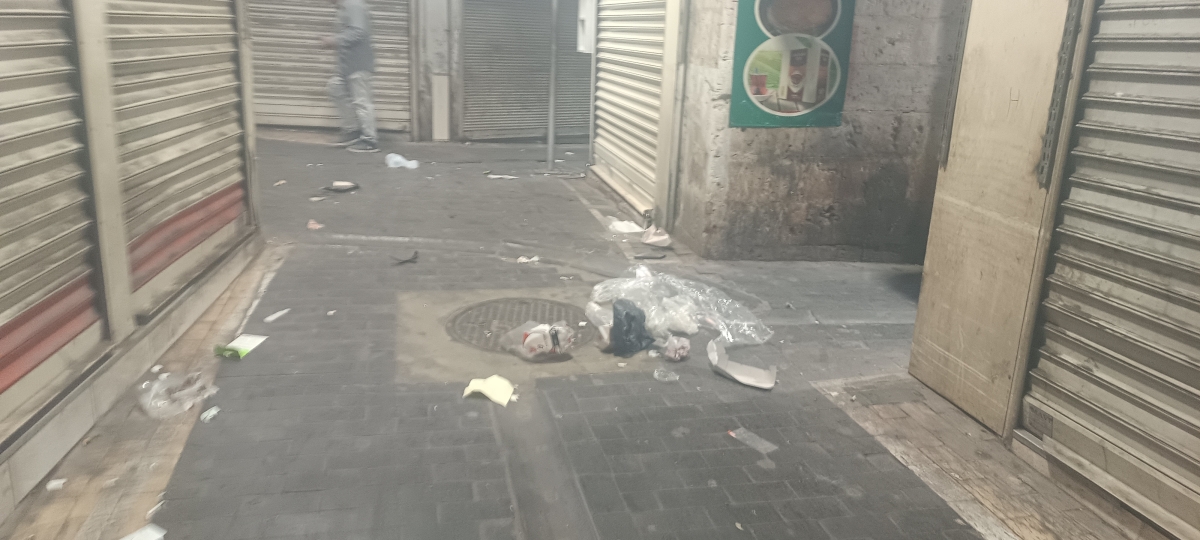 ATAR PAZARI ÇÖP İÇİNDE: ESNAF SORUMLULUKTAN KAÇIYOR, BELEDİYE GÖREVİNİ YAPMALI