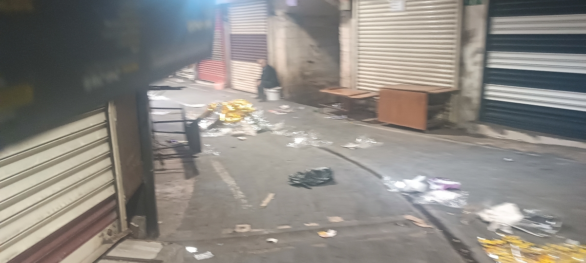 ATAR PAZARI ÇÖP İÇİNDE: ESNAF SORUMLULUKTAN KAÇIYOR, BELEDİYE GÖREVİNİ YAPMALI