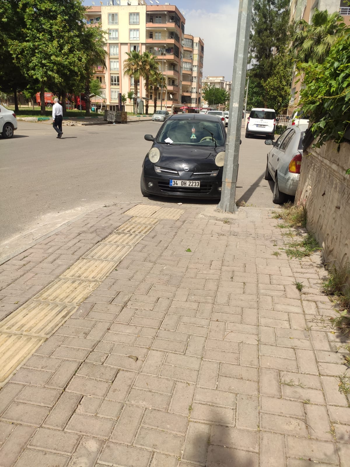 ENGELLİ RAMPASINA PARK EDEN ARAÇ TEPKİ ÇEKTİ: