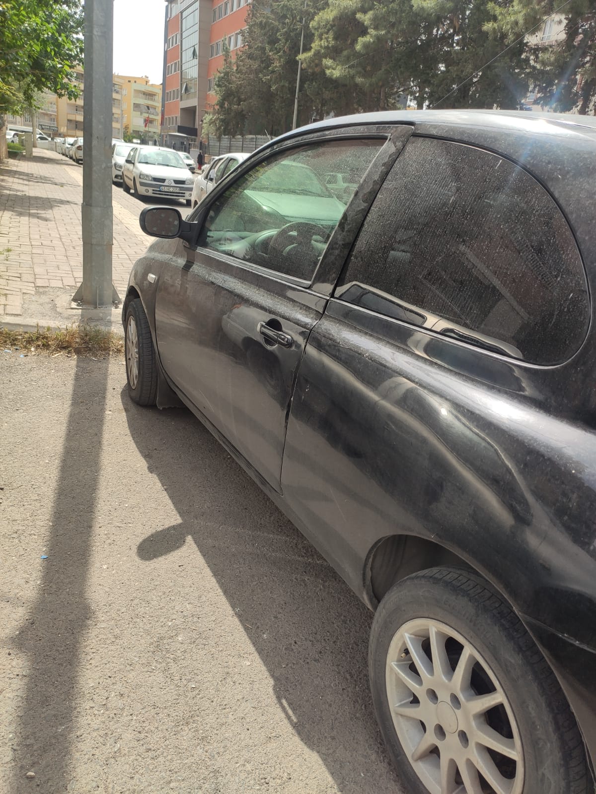 ENGELLİ RAMPASINA PARK EDEN ARAÇ TEPKİ ÇEKTİ:
