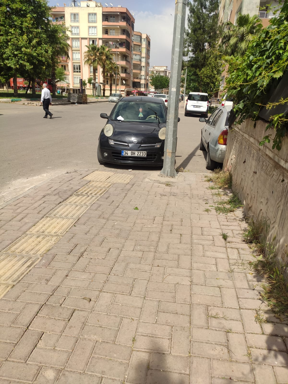 ENGELLİ RAMPASINA PARK EDEN ARAÇ TEPKİ ÇEKTİ: