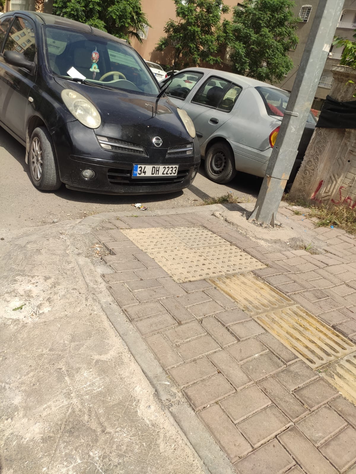 ENGELLİ RAMPASINA PARK EDEN ARAÇ TEPKİ ÇEKTİ: