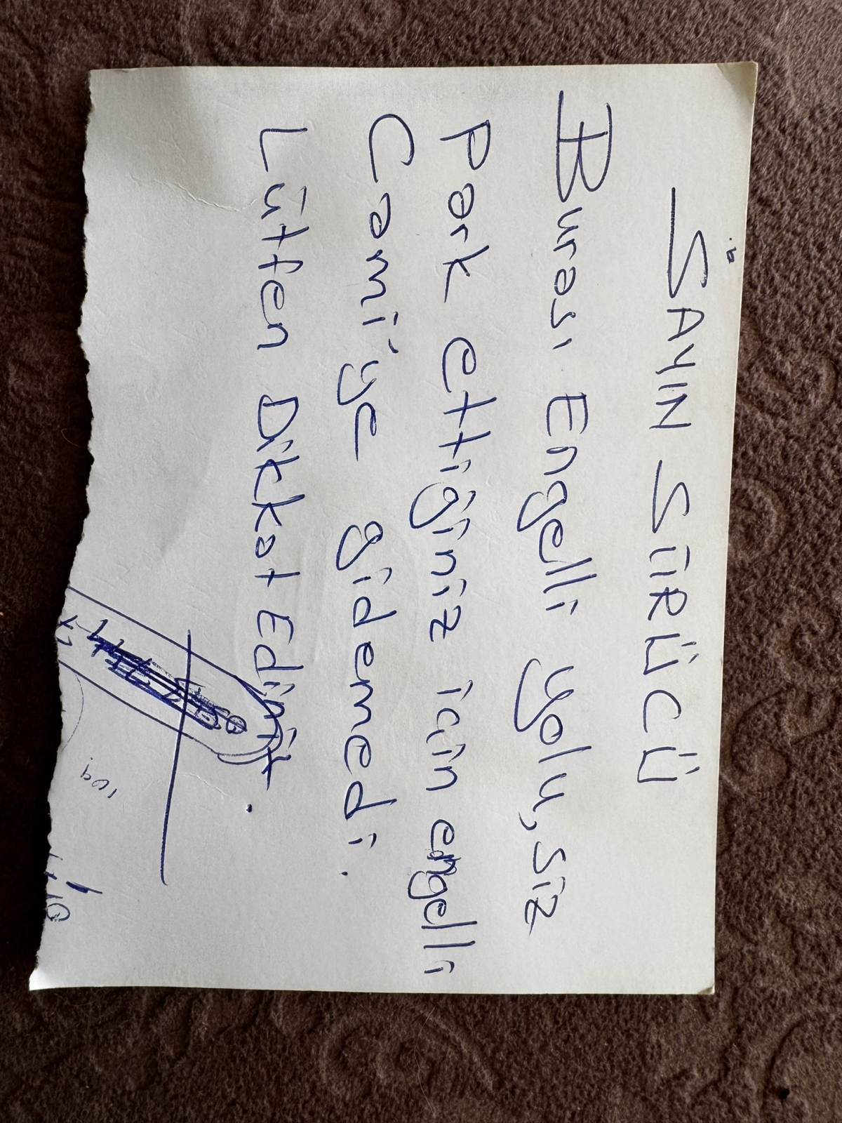 ENGELLİ RAMPASINA PARK EDEN ARAÇ TEPKİ ÇEKTİ: