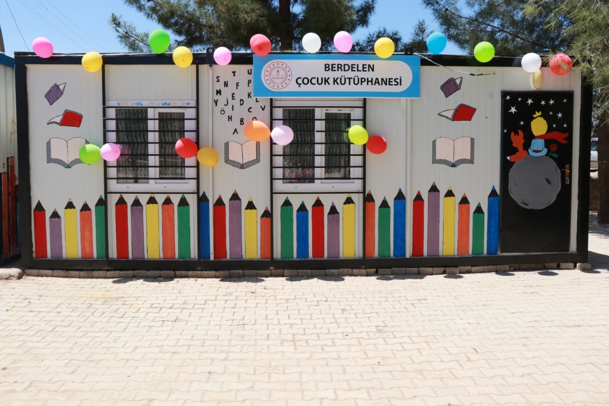 35 Yıl Sonra Mezun Olduğu Okula Kütüphane Kurdu