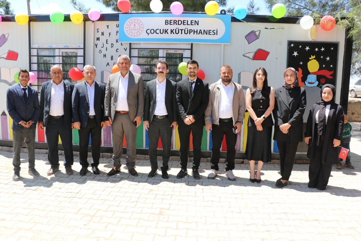 35 Yıl Sonra Mezun Olduğu Okula Kütüphane Kurdu