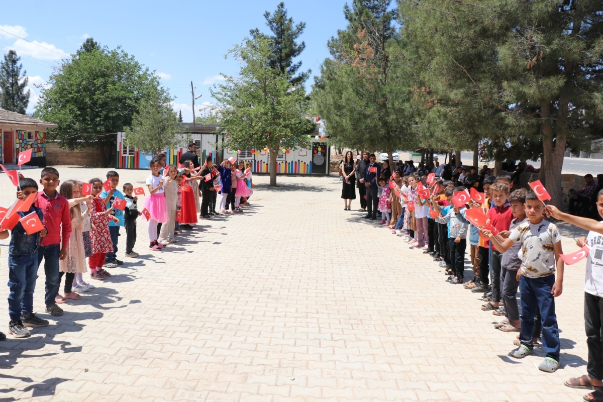 35 Yıl Sonra Mezun Olduğu Okula Kütüphane Kurdu