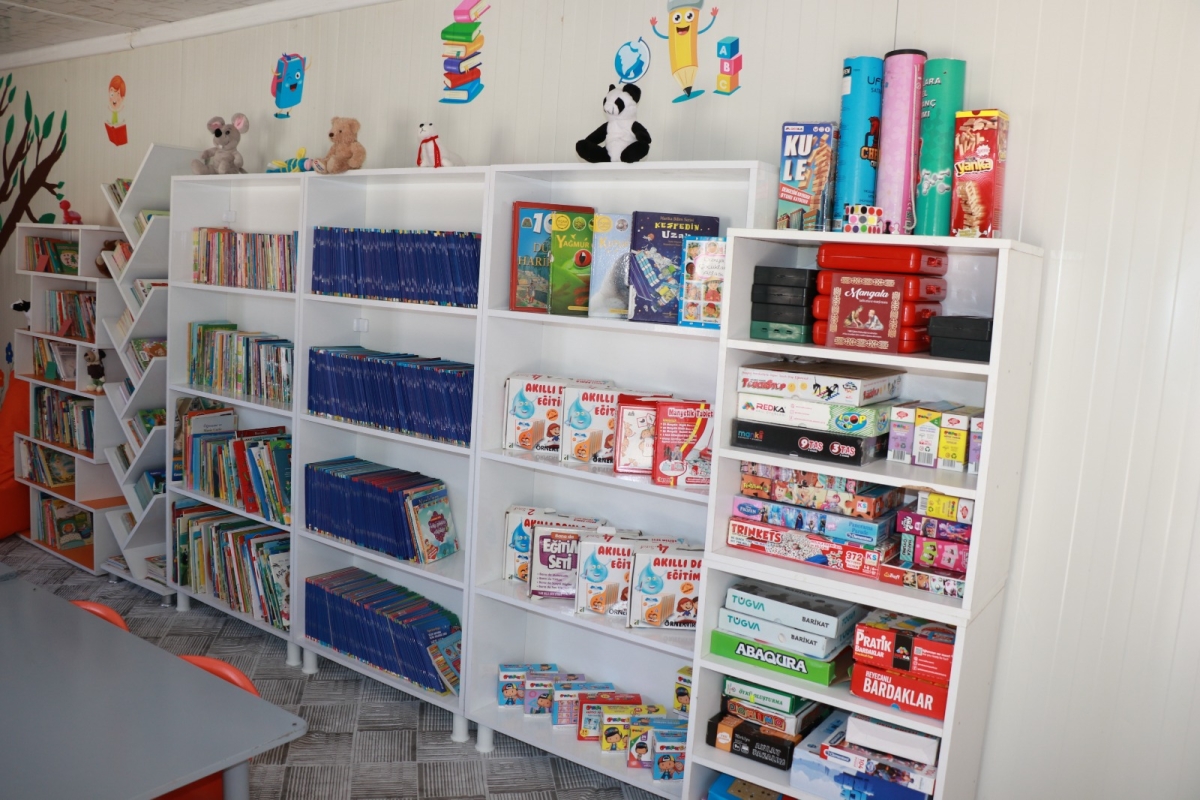 35 Yıl Sonra Mezun Olduğu Okula Kütüphane Kurdu