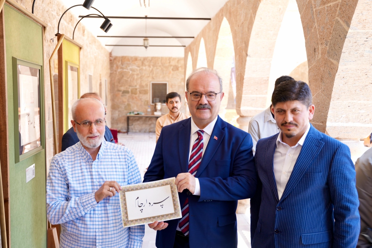 Âdil-i Mutlak Hat Eserleri Sergisi Van'da Sanatseverlerle Buluştu