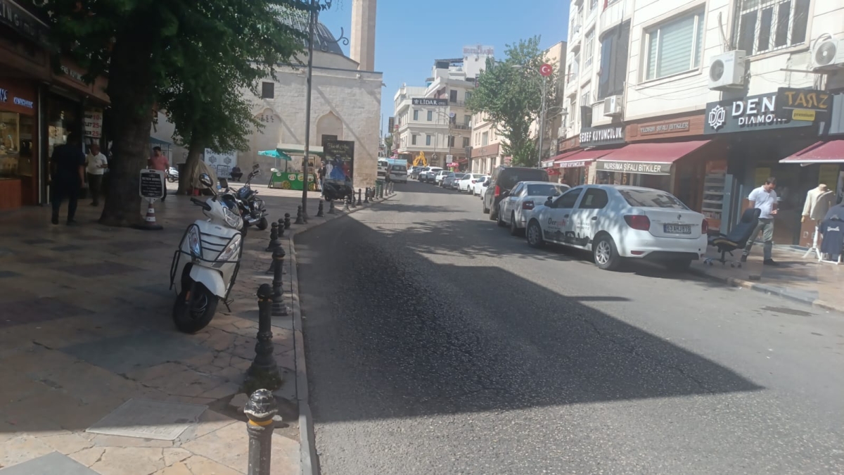 Bozuk Yollar, Kırık Kaldırımlar, Çöpler..