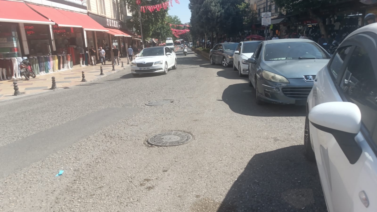 Bozuk Yollar, Kırık Kaldırımlar, Çöpler..