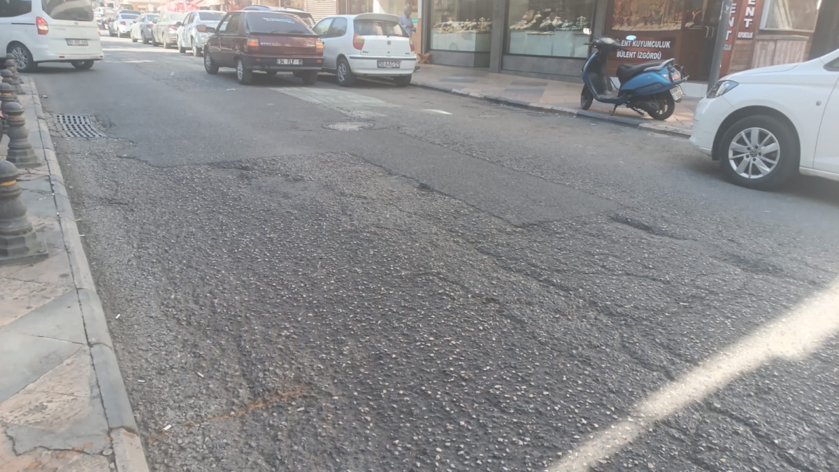 Bozuk Yollar, Kırık Kaldırımlar, Çöpler..