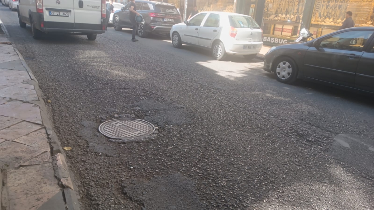 Bozuk Yollar, Kırık Kaldırımlar, Çöpler..
