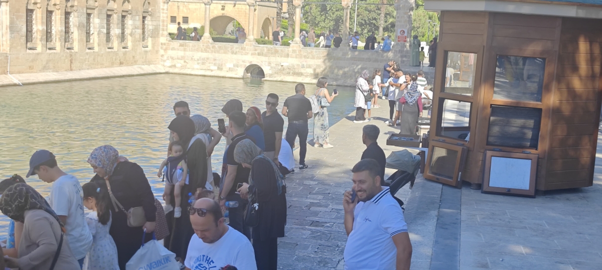 Şanlıurfa’da Serinleyen Havayı Fırsat Bilen Vatandaşlar Balıklıgöl’e Akın Etti