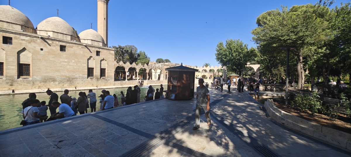 Şanlıurfa’da Serinleyen Havayı Fırsat Bilen Vatandaşlar Balıklıgöl’e Akın Etti