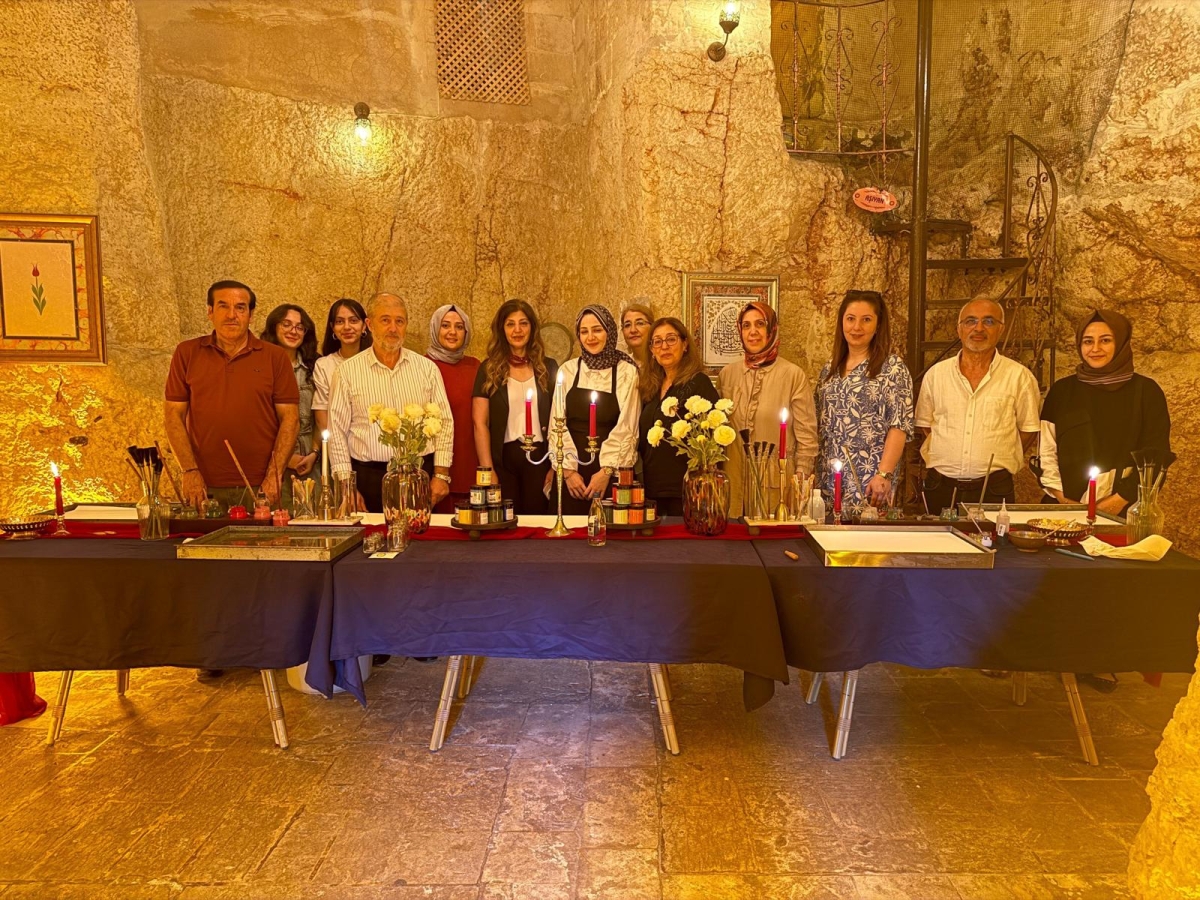 ŞANLIURFA’DA BİR İLK: EBRU SANATI SERGİ VE WORKSHOP İLE SANATSEVERLERLE BULUŞTU