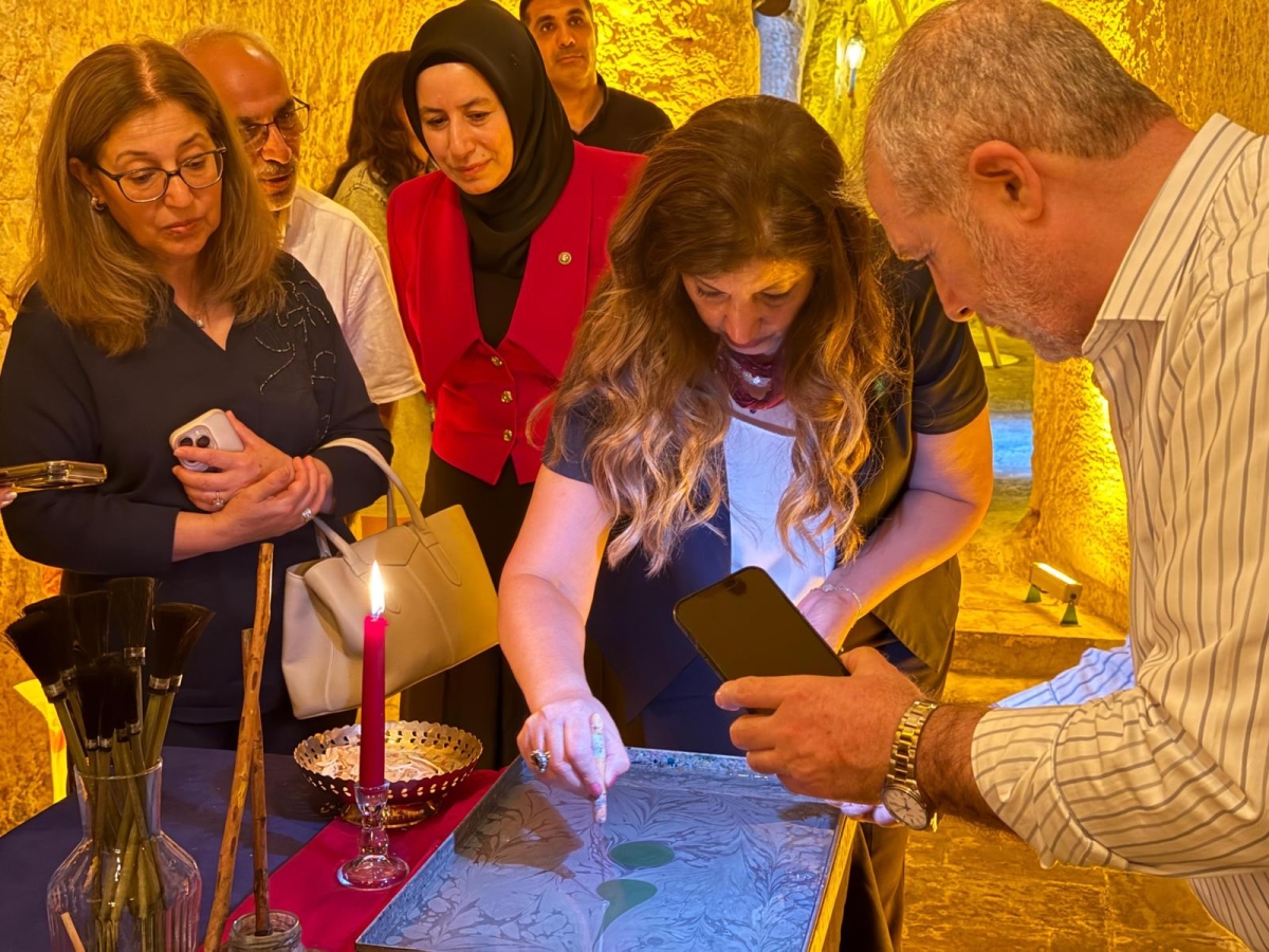 ŞANLIURFA’DA BİR İLK: EBRU SANATI SERGİ VE WORKSHOP İLE SANATSEVERLERLE BULUŞTU