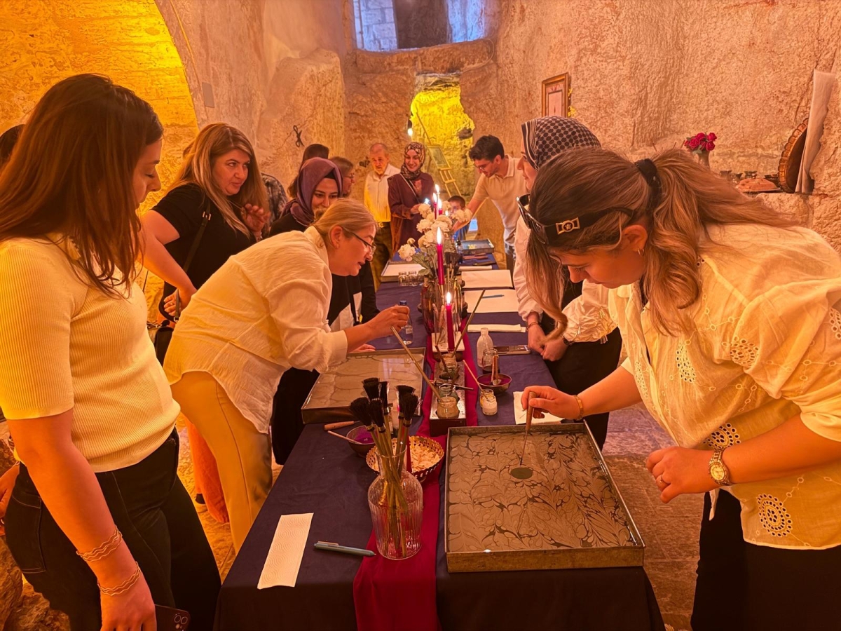 ŞANLIURFA’DA BİR İLK: EBRU SANATI SERGİ VE WORKSHOP İLE SANATSEVERLERLE BULUŞTU
