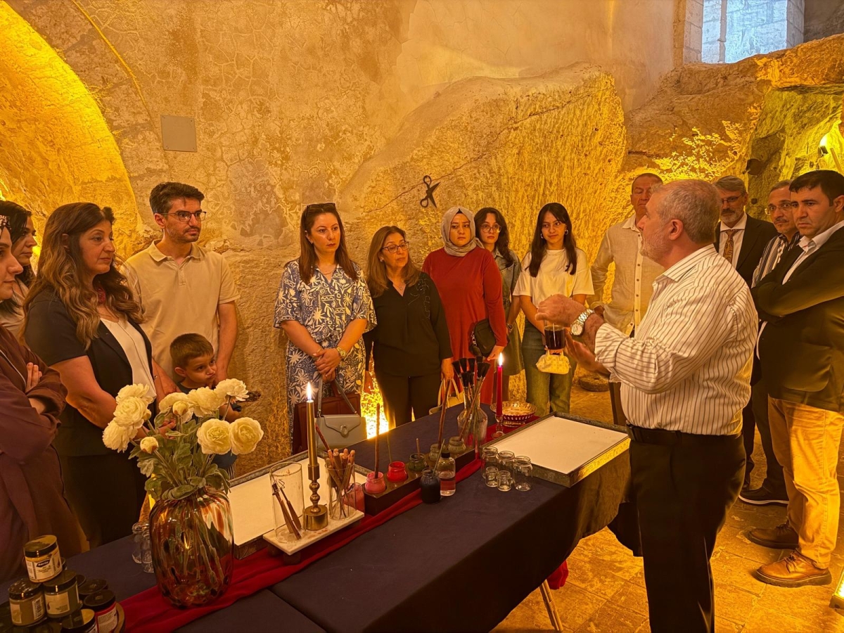 ŞANLIURFA’DA BİR İLK: EBRU SANATI SERGİ VE WORKSHOP İLE SANATSEVERLERLE BULUŞTU