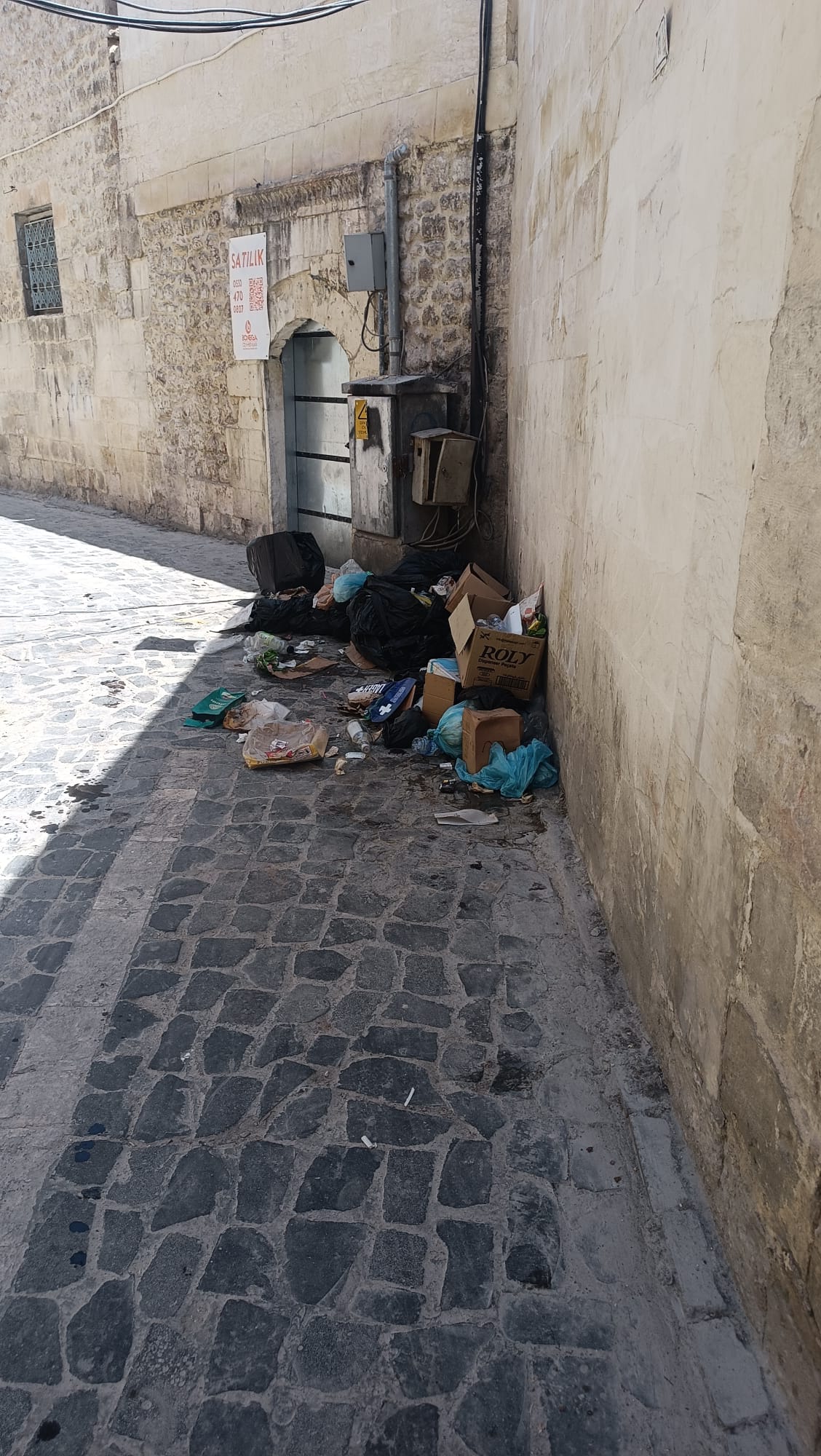 Şanlıurfa'nın Tarihi Sokaklarında Çöp İsyanı: Turizme Yakışmayan Görüntüler
