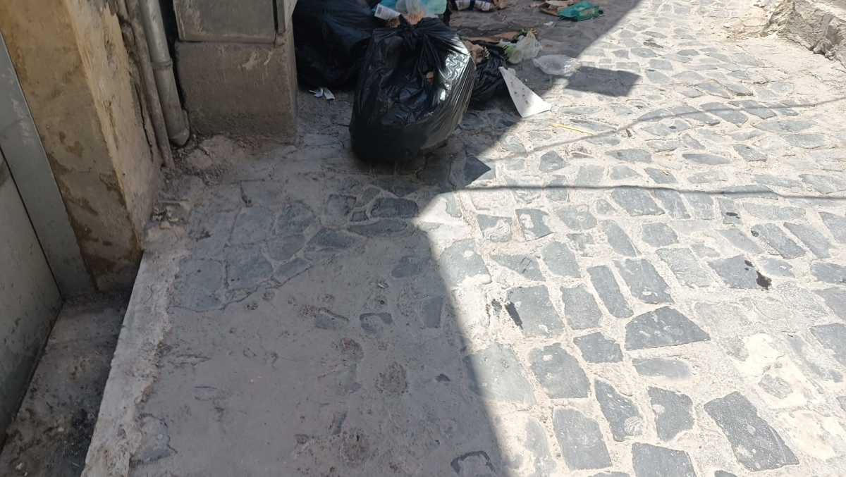 Şanlıurfa'nın Tarihi Sokaklarında Çöp İsyanı: Turizme Yakışmayan Görüntüler