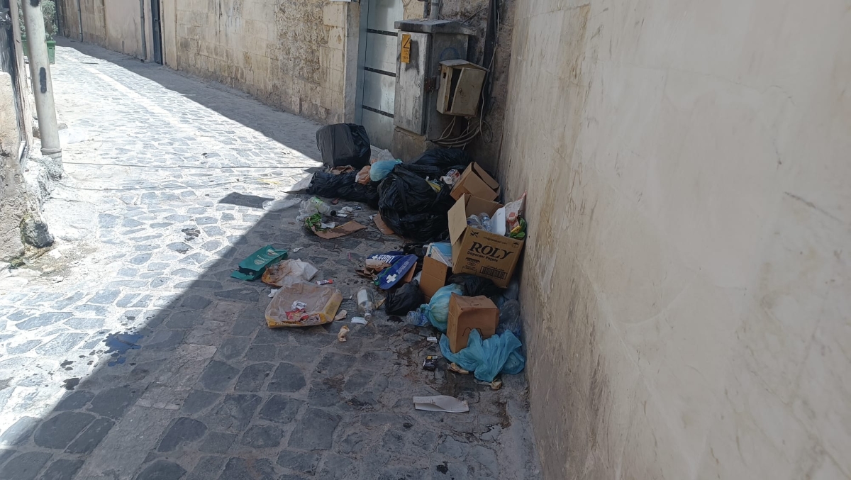 Şanlıurfa'nın Tarihi Sokaklarında Çöp İsyanı: Turizme Yakışmayan Görüntüler