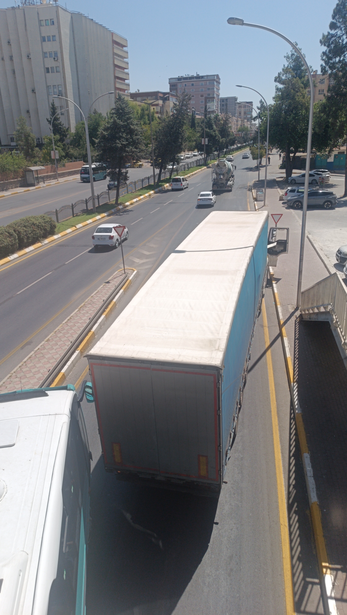 tır yolun ortasında bozuldu trafik felç oldu