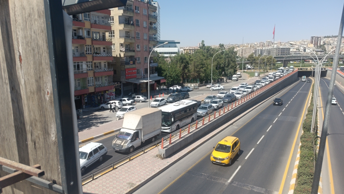 tır yolun ortasında bozuldu trafik felç oldu
