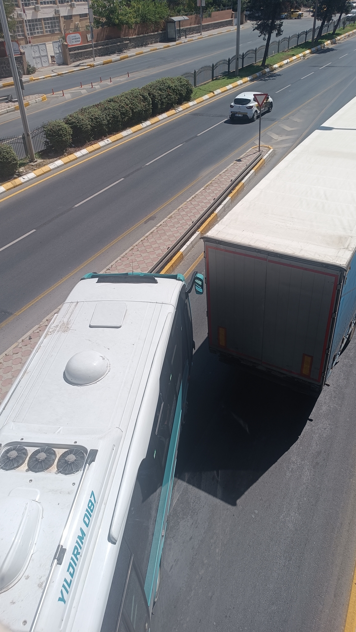 tır yolun ortasında bozuldu trafik felç oldu
