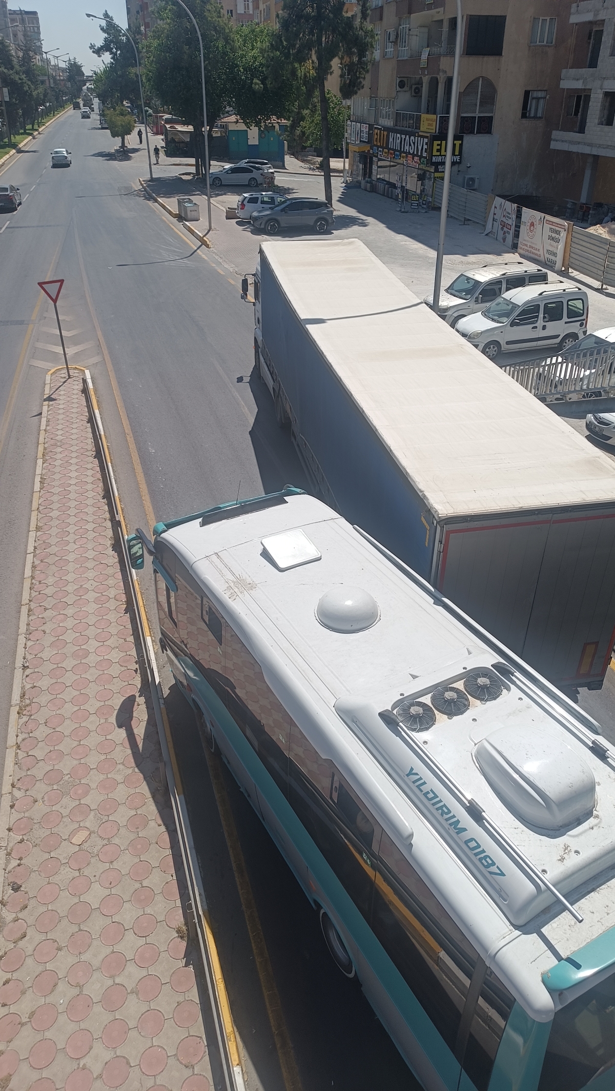 tır yolun ortasında bozuldu trafik felç oldu