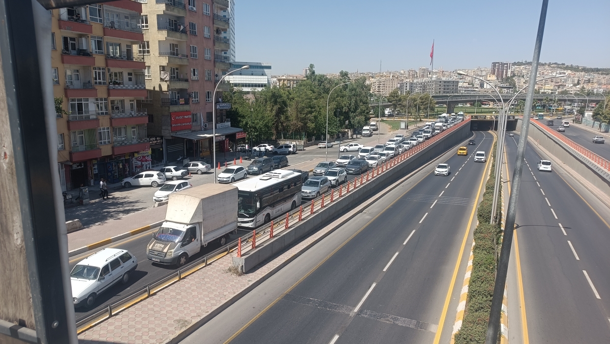tır yolun ortasında bozuldu trafik felç oldu
