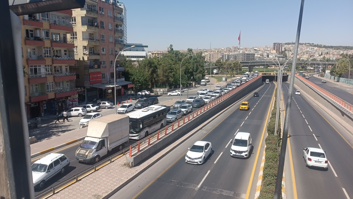 tır yolun ortasında bozuldu trafik felç oldu
