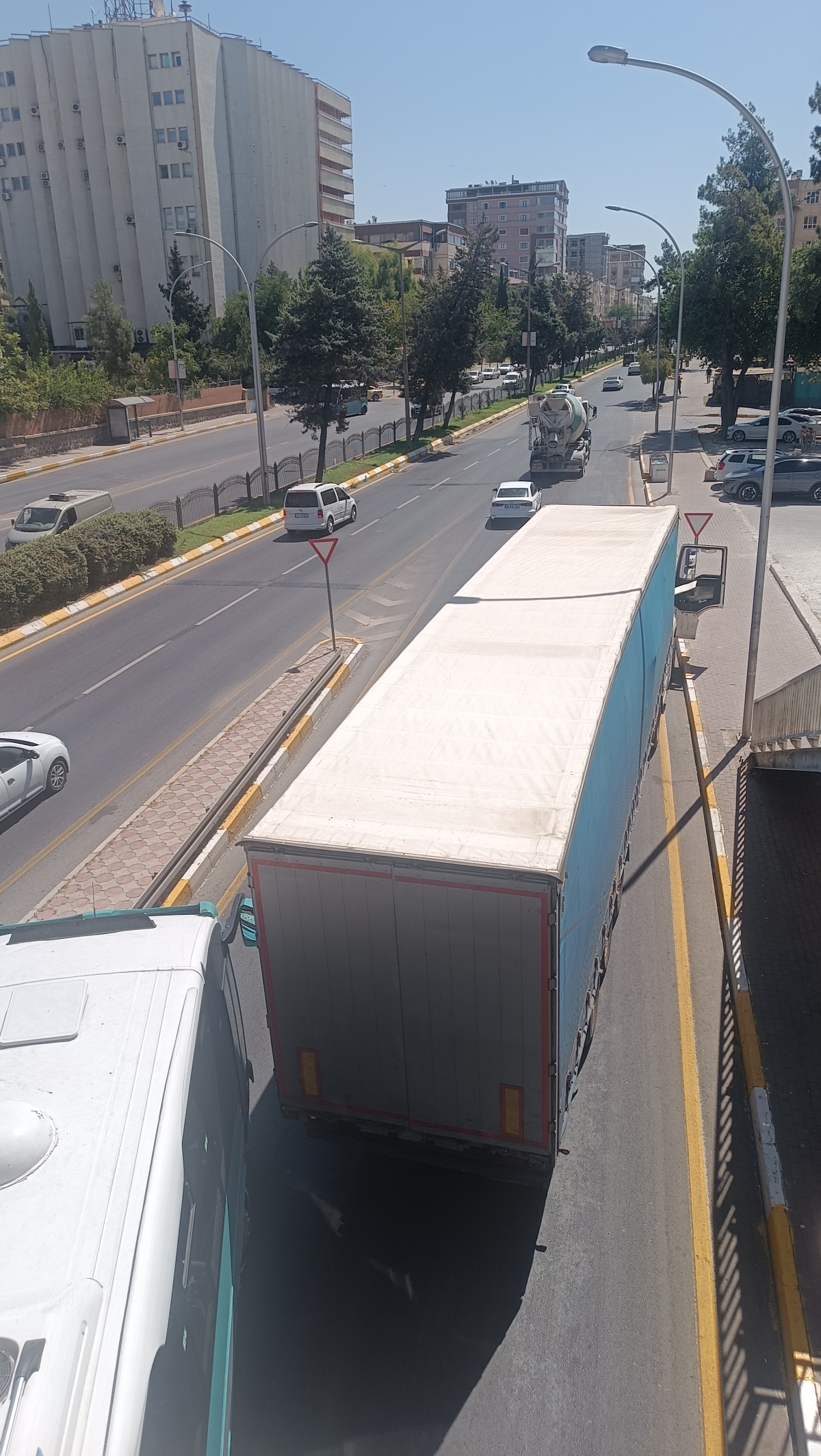 tır yolun ortasında bozuldu trafik felç oldu