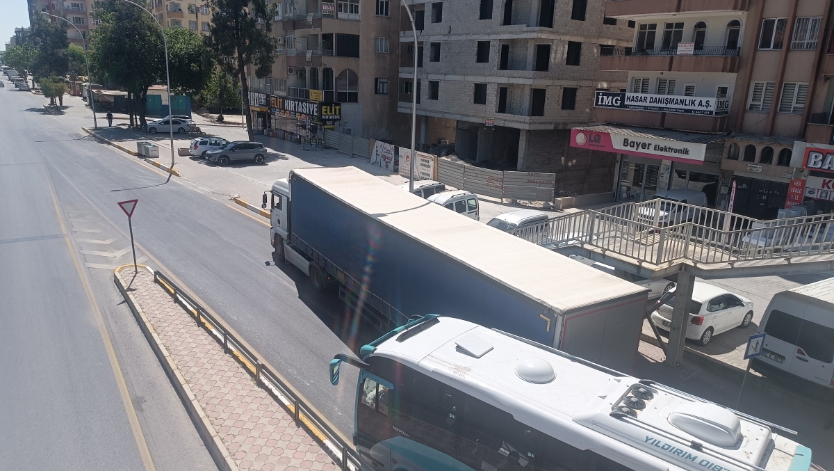 tır yolun ortasında bozuldu trafik felç oldu