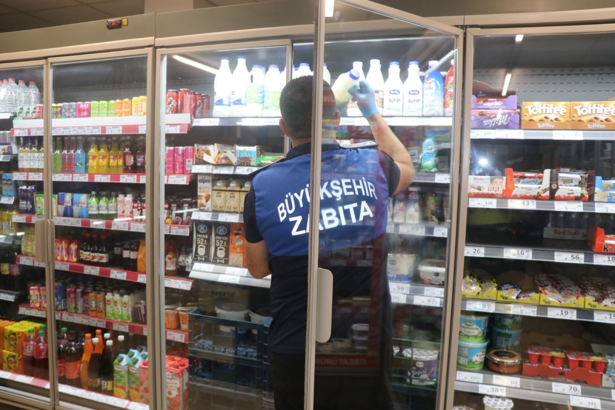 BÜYÜKŞEHİR ZABITASI, MARKET RAFLARINI MERCEK ALTINA ALDI