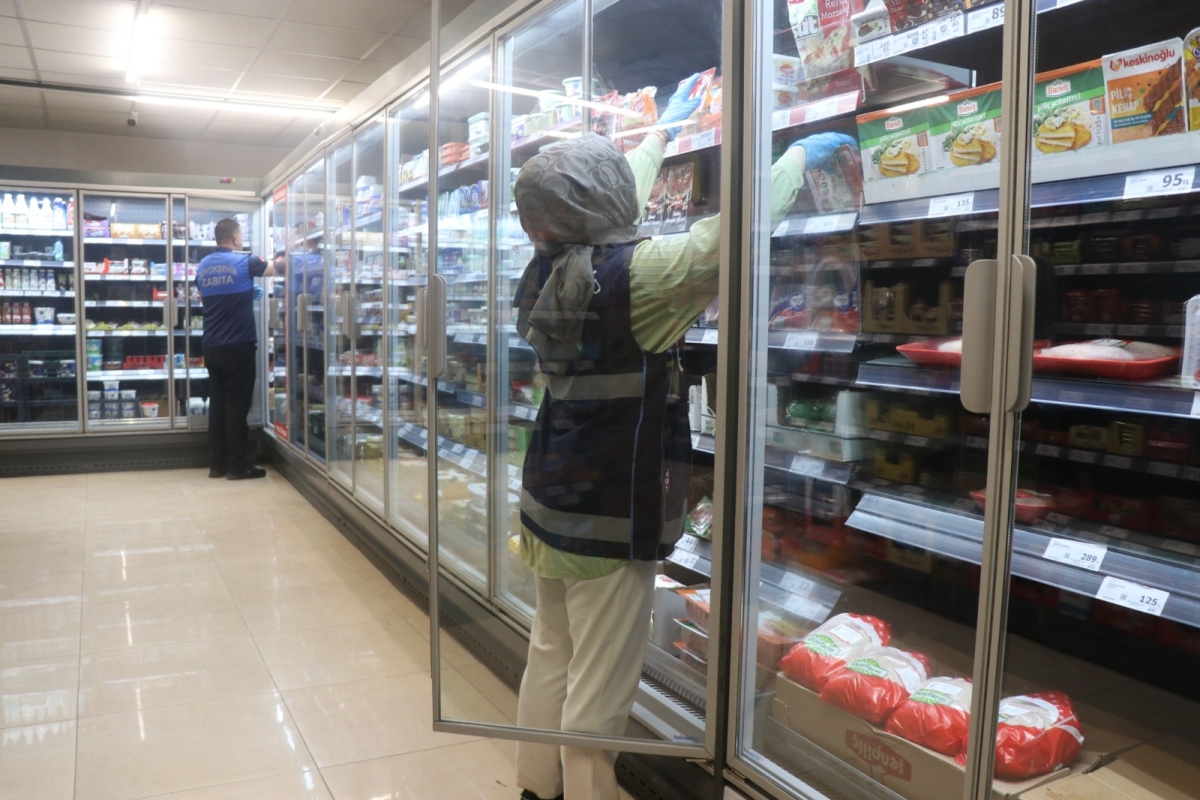 BÜYÜKŞEHİR ZABITASI, MARKET RAFLARINI MERCEK ALTINA ALDI