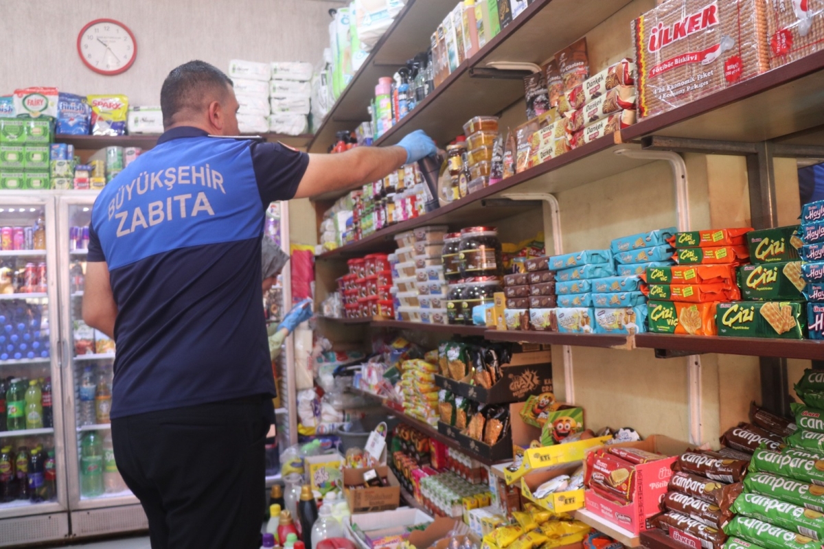 BÜYÜKŞEHİR ZABITASI, MARKET RAFLARINI MERCEK ALTINA ALDI