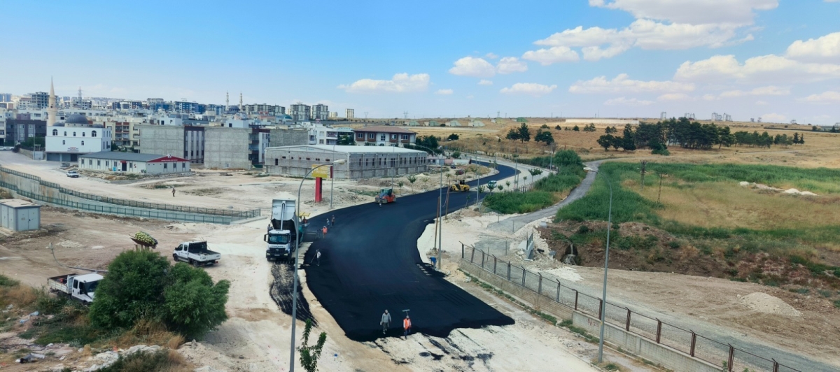AHMED YESEVİ’DE ŞEHİT CUMA UÇAR CADDESİ ASFALTLANIYOR
