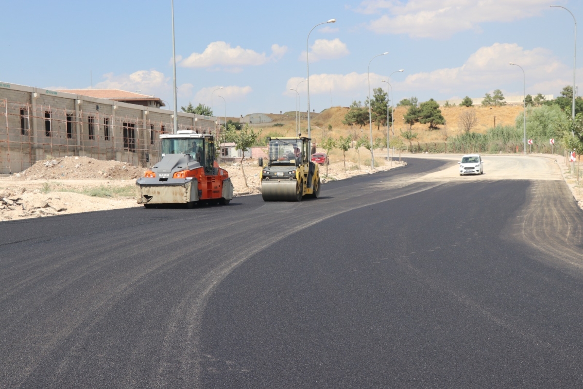 AHMED YESEVİ’DE ŞEHİT CUMA UÇAR CADDESİ ASFALTLANIYOR