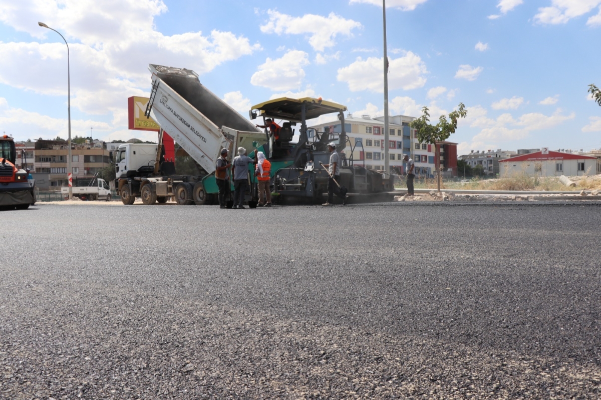 AHMED YESEVİ’DE ŞEHİT CUMA UÇAR CADDESİ ASFALTLANIYOR