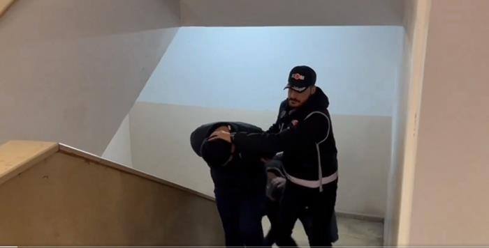 İnterpol Kırmızı Bülteniyle Aranan Şahıslar Yakalandı