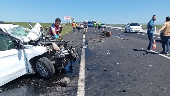 Şanlıurfa Diyarbakır yolunda feci kaza 2 ölü 5 yaralı