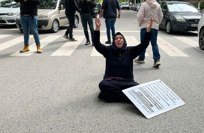  Emine Şenyaşar yola uzanıp ağıt yaktı