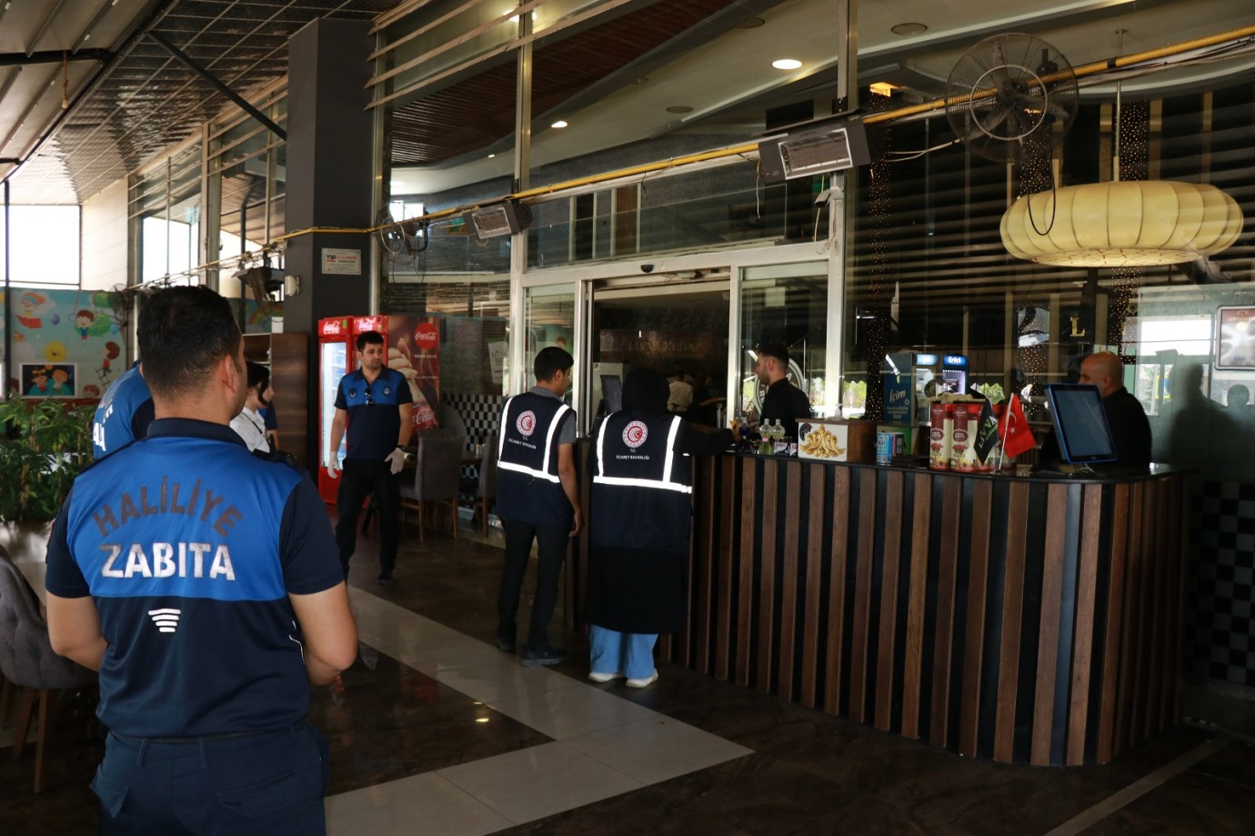 HALİLİYE’DE MARKET VE RESTORANLARA SIKI DENETİM