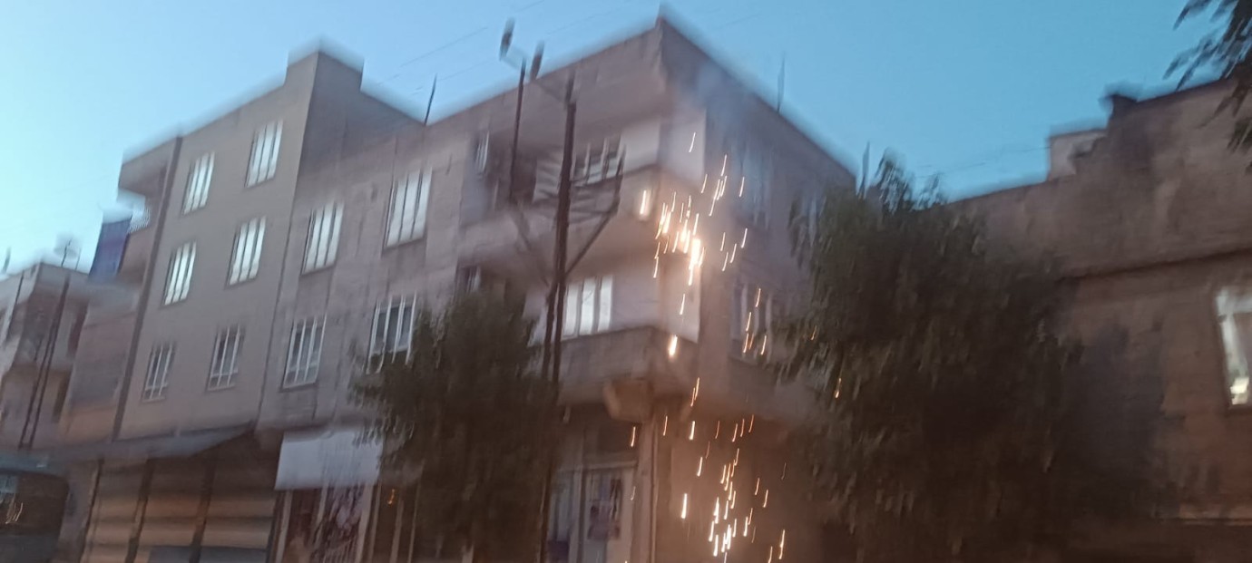  Şanlıurfa'da Elektrik Kablosu Patlaması Korku Dolu Anlar Yaşattı: Mahalleli Panik İçinde