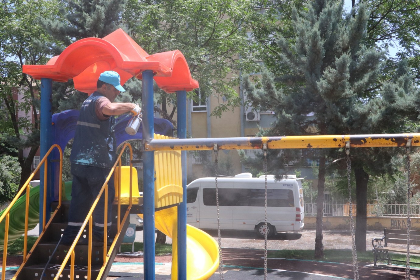 HALİLİYE BELEDİYESİ İLE PARKLAR VE OYUN GRUPLARI YENİLENİYOR