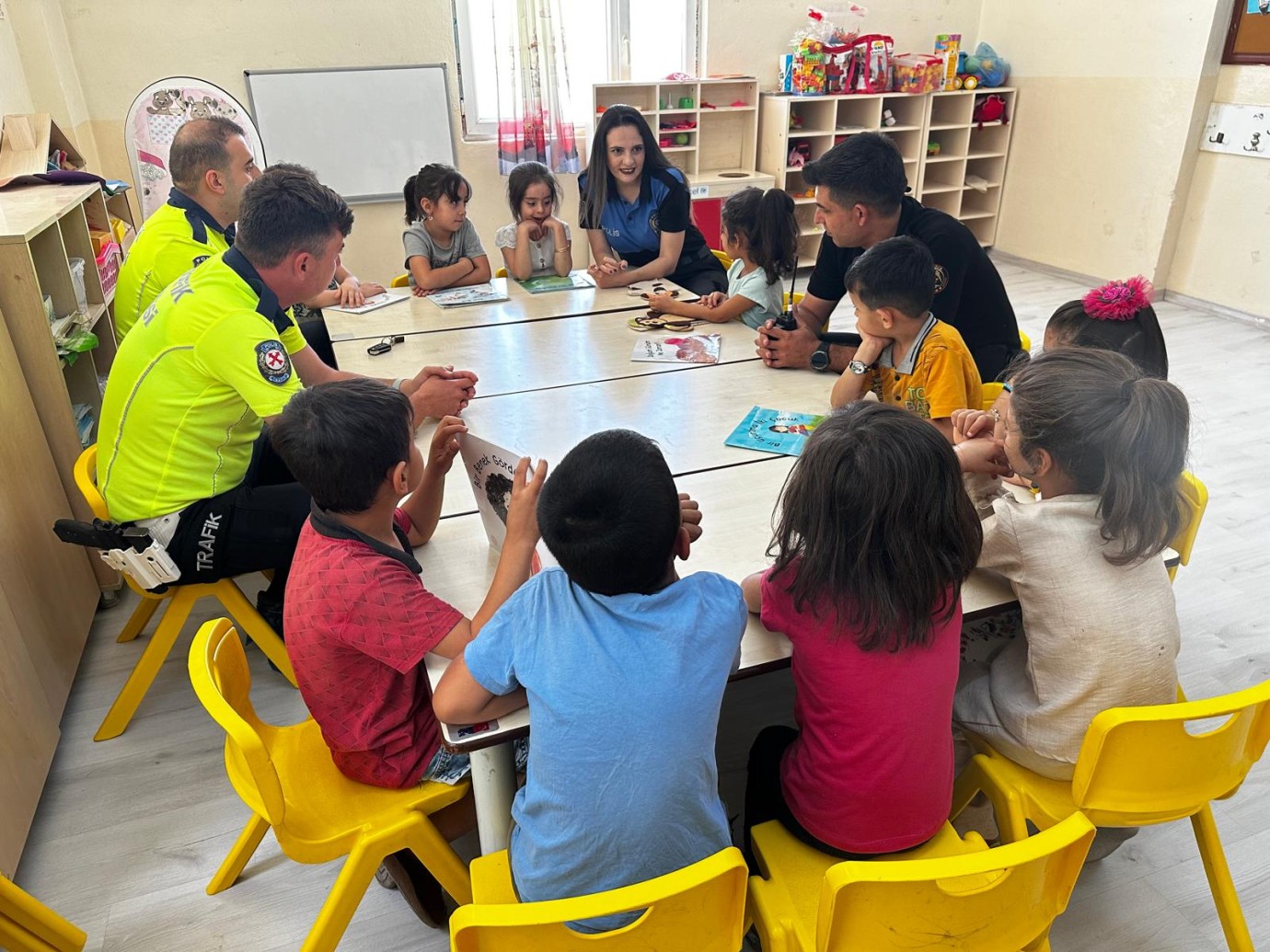 Suruç İlçe Emniyet Müdürlüğü, Sevgi Anaokulu'nda Öğrencilere Güvenlik Eğitimi Verdi