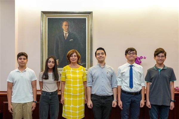 LGS'den tam puan alan öğrencilerden Başkan Ünlüce'ye ziyaret