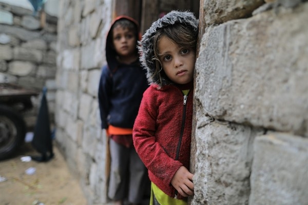 Filistin:  Filistinliler Han Yunus'un doğu bölgelerinden zorla tahliye ediliyor