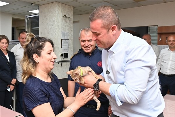 Başkan Akın, tedavisi tamamlanan yavru kedi Biber'i sahibine teslim etti