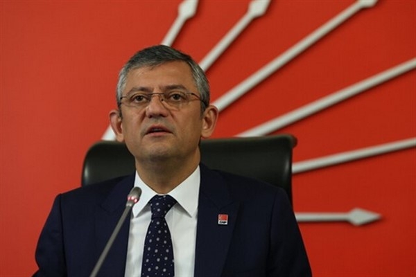 Özel, Paris Paralimpik Oyunları'nda madalya kazanan Özcan ve Çavdar'ı kutladı